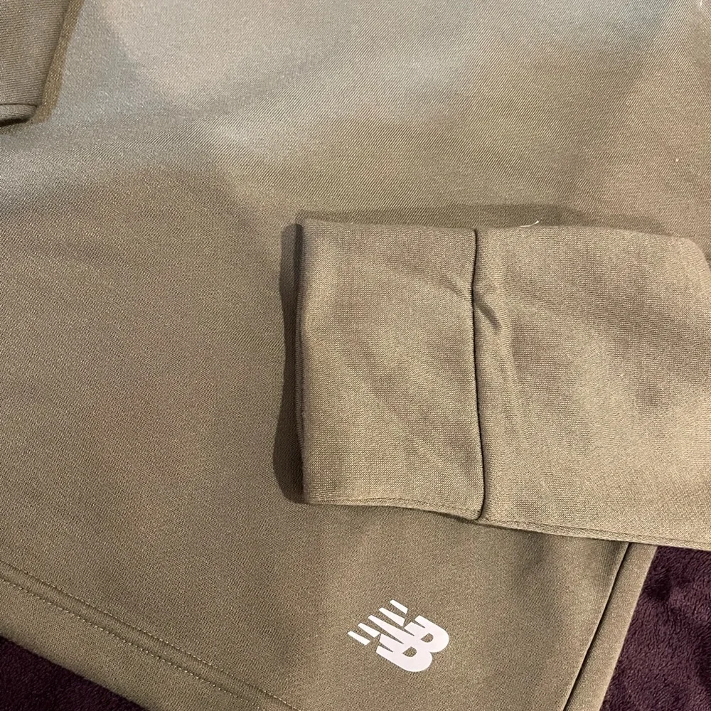 Army green New balance crop sweatshirt. - Picture 2 of 3